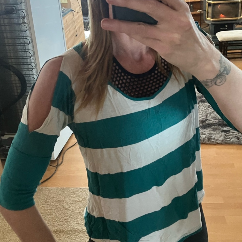 🦩 3 for $30 🦩 striped top with open sleeves